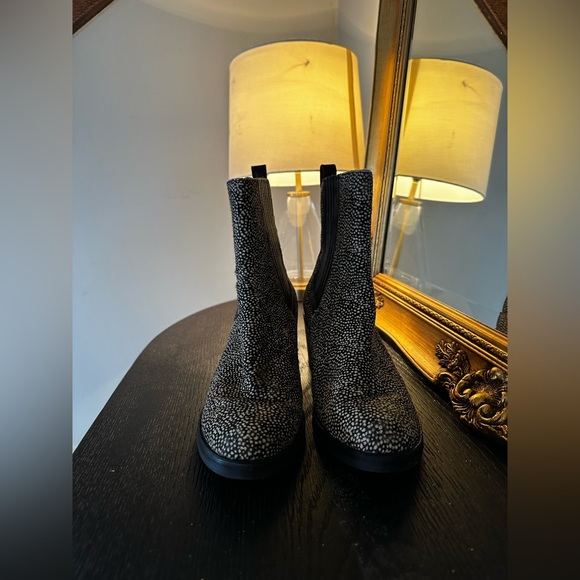 UGG Women's Camden Exotic Black Dotted - Picture 3 of 4